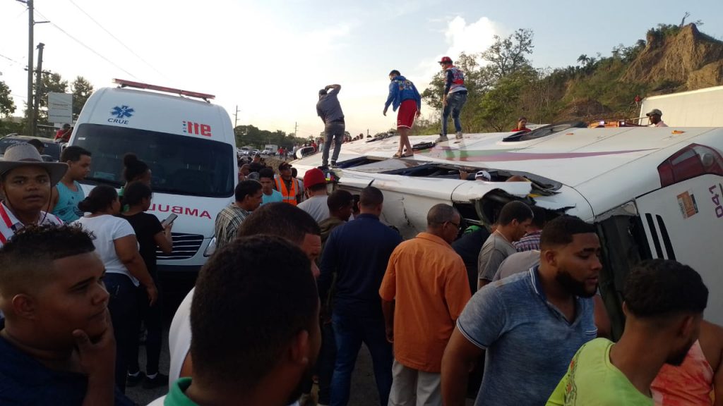 Accidente en La Vega deja decenas de heridos RC Noticias