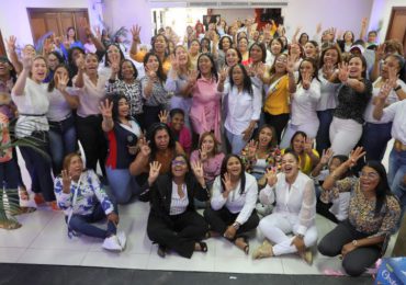 Mujeres del movimiento Más Cambio definen estrategias con miras a continuar por la repostulación del presidente Abinader