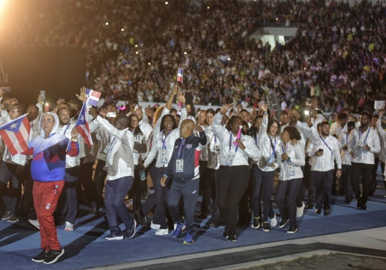 Con guayabera blanca y pantalones azules delegación dominicana desfila en la inauguración de "San Salvador 2023"