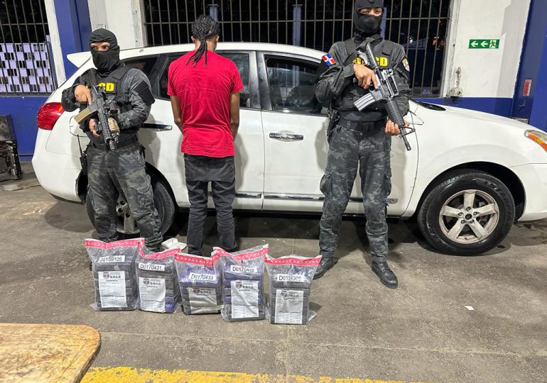 VIDEO | En Puerto Don Diego ocupan 30 paquetes de drogas; apresan a una persona