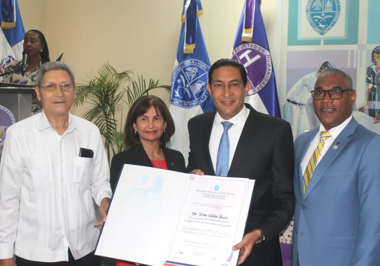 Iván Gatón recibe reconocimiento en la UASD por sus aportes al desarrollo de las humanidades
