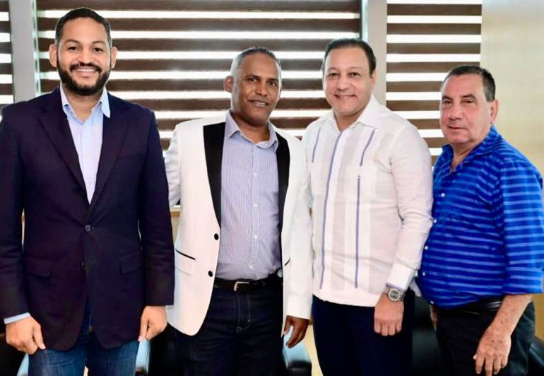 Abel Martínez recibe regidor PRM que regresa a las filas del PLD