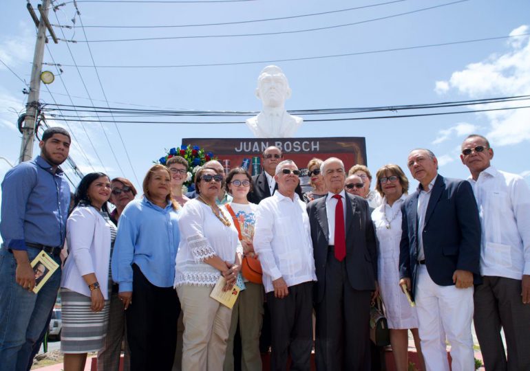 Video| Alcalde Manuel Jiménez develiza busto y plazoleta dedicados al profesor Juan Bosch en SDE