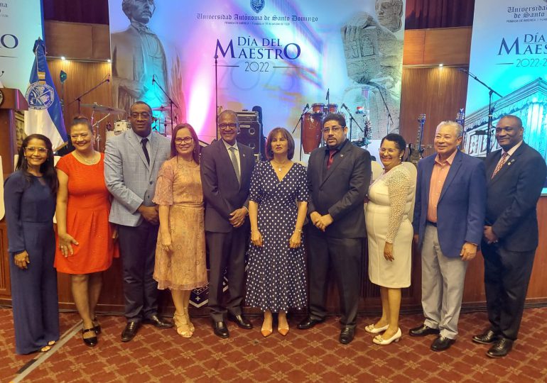 Maestros festejan su día en la Universidad Autónoma de Santo Domingo