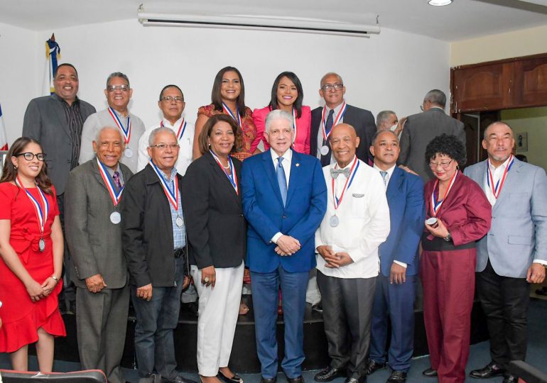 Reconocen al presidente del Senado, Eduardo Estrella, como Miembro Honorífico del CDP