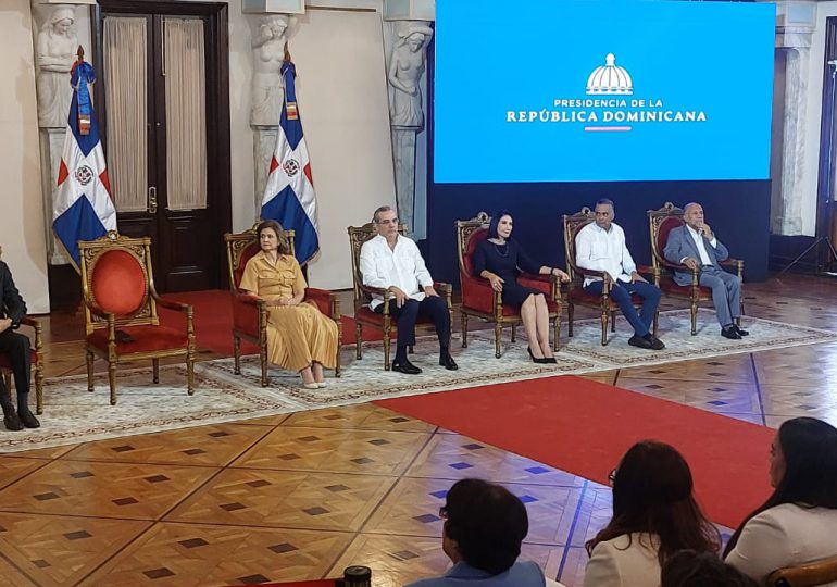 Entregan a cinco docentes el Premio a la Excelencia Magisterial