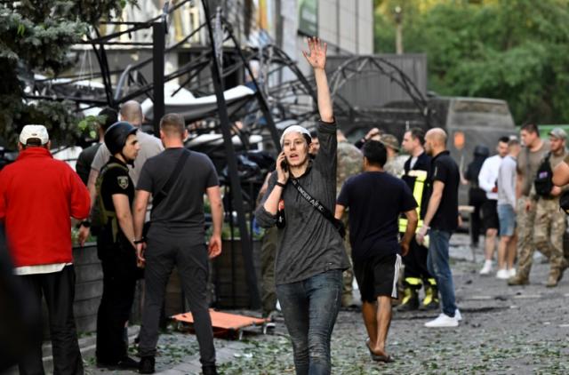 Polvo, muerte y escombros tras el impacto de un misil contra un restaurante en Ucrania