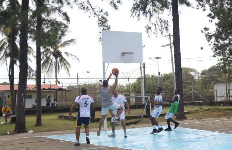 Centro penitenciario Cucama de La Romana realiza torneo de fútbol y baloncesto para privados de libertad