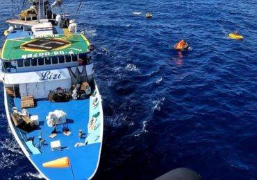 Barco atunero de Ecuador rescata a ocho daneses que habian naufragado