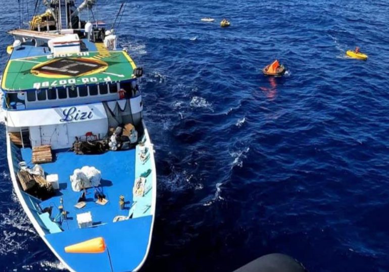 Barco atunero de Ecuador rescata a ocho daneses que habian naufragado
