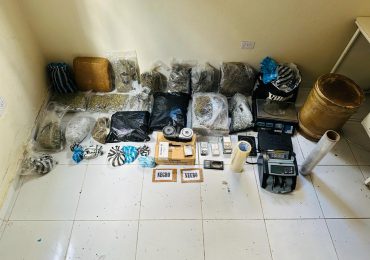 VIDEO | Detienen a individuo en Baní con cargamento de drogas y municiones