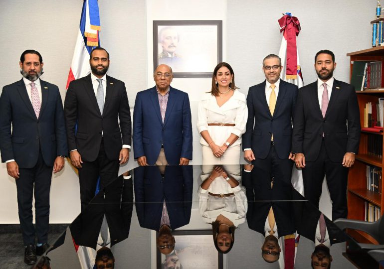 Consejo de Desarrollo Económico y Social de Santo Domingo visitan al presidente del TC
