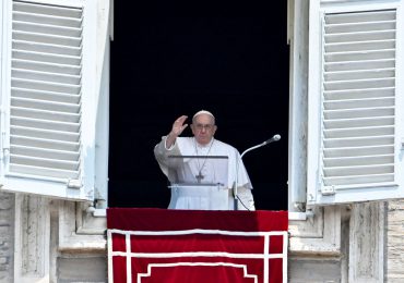 El papa celebra el Ángelus ante miles de fieles tras su operación