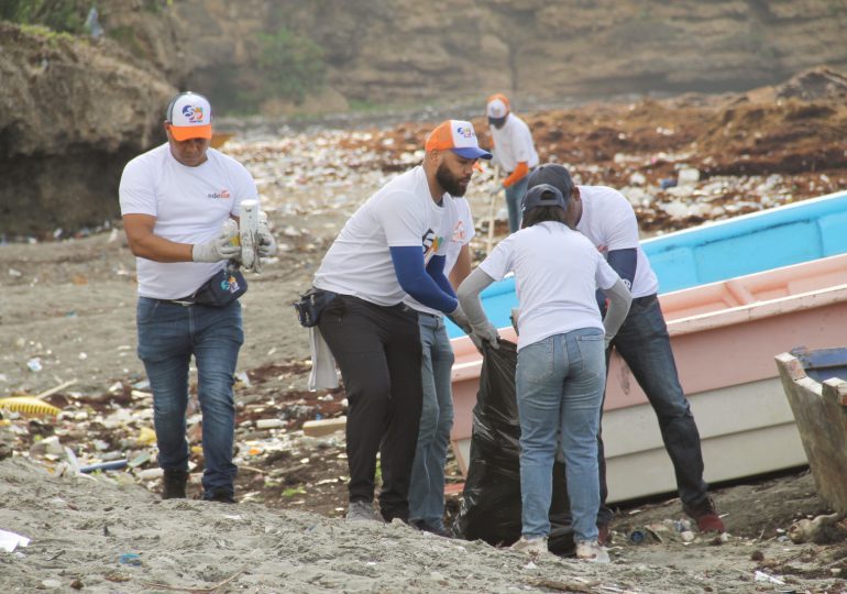 Edesur retira más de 1,000 libras de residuos de la Playa Manresa