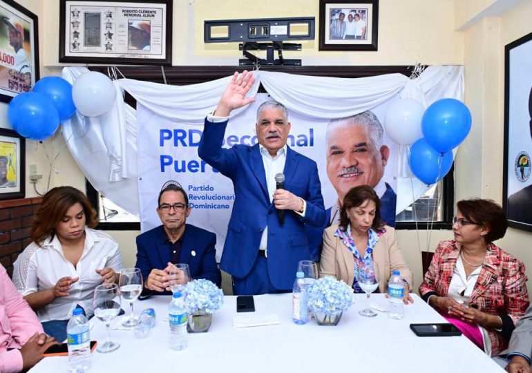 Miguel Vargas juramenta en el PRD a dirigentes políticos dominicanos en PR