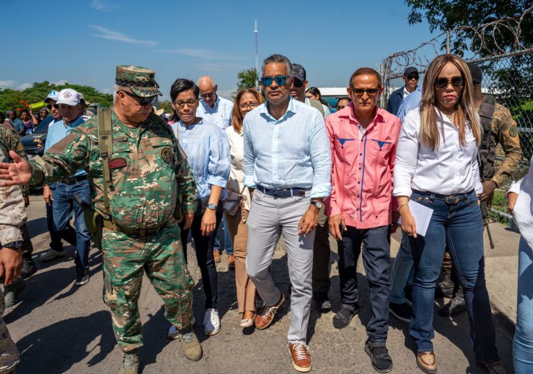 Ministro Santos Echavarría supervisa avances del muro fronterizo en Dajabón