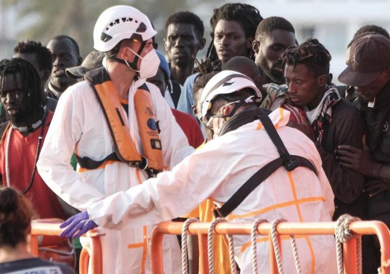 Rescatan 86 migrantes de precaria embarcación cerca de Canarias