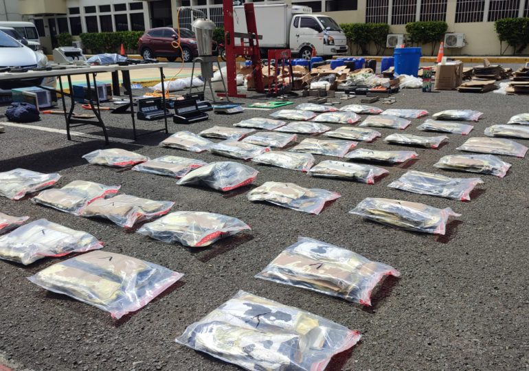 VIDEO | Desmantelan red que camuflaba drogas en cajas; ocupan 392 láminas de presunta cocaína