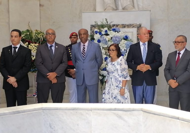 Ministerio de Energía y Minas deposita ofrenda floral en Altar de la Patria por décimo aniversario