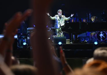Seguidores de todo el mundo asisten en Suecia al último concierto oficial de Elton John