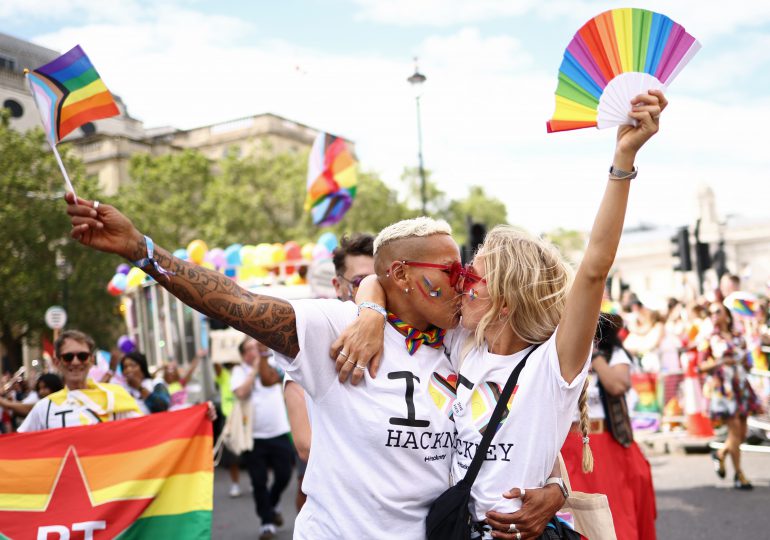 Una multitud con banderas arcoíris recorre Londres en Marcha del Orgullo