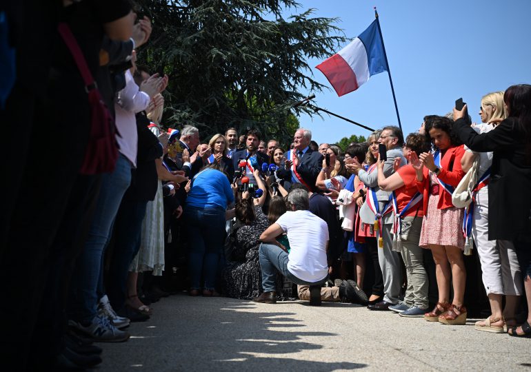 Un millón de euros recaudados para apoyar a policía que baleó a un joven en Francia