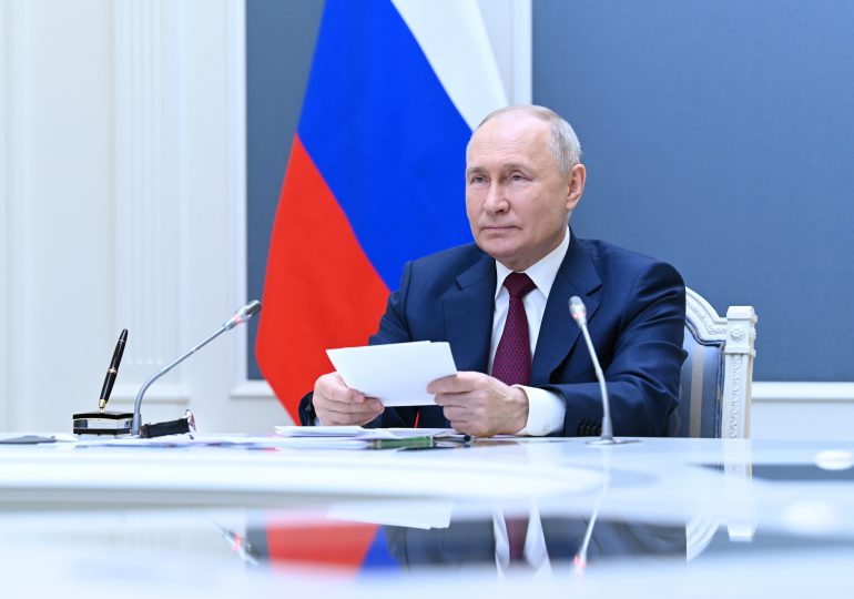 Putin dice que Rusia "seguirá resistiendo" frente a sanciones y "presiones externas"