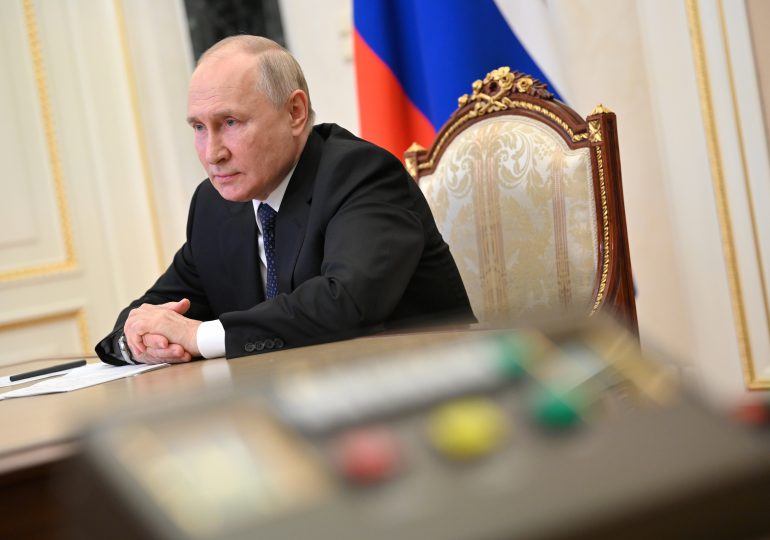 Putin firma un decreto que obliga a los paramilitares a prestar juramento a Rusia
