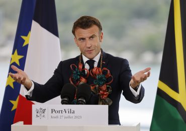 Presidente francés denuncia "nuevo imperialismo" en el Pacífico