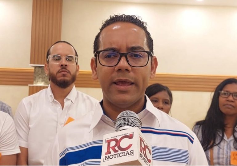 Jhonatan Liriano presenta propuestas legislativas a moradores de Santo Domingo Este