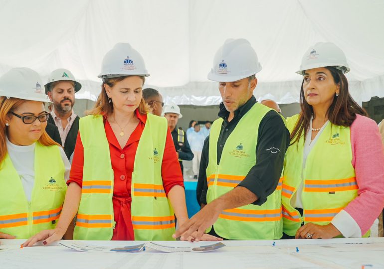 VIDEO | Vicepresidenta Peña y directivos del MIVED supervisan construcción de la UASD en Azua