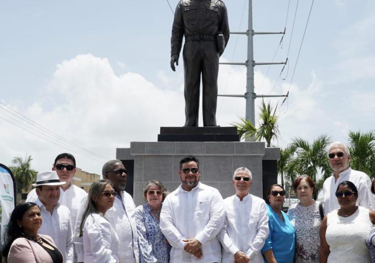 Ayuntamiento Santo Domingo Este dedica estatua monumental a Omar Torrijos en Paseo de la Historia