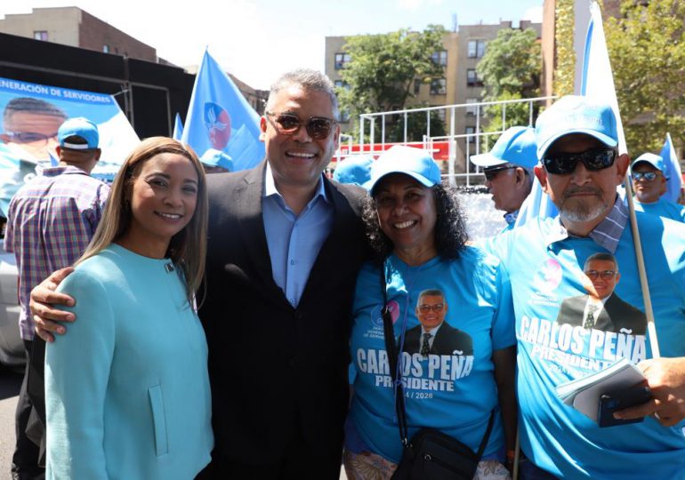 Carlos Peña es recibido con alegría en Gran Parada Dominicana en El Bronx