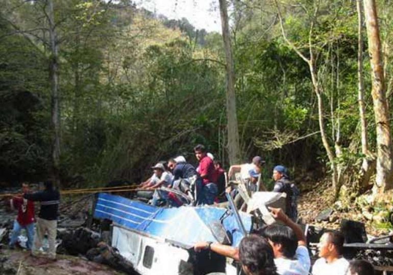 Mueren 27 personas al caer autobús de pasajeros a un barranco en México