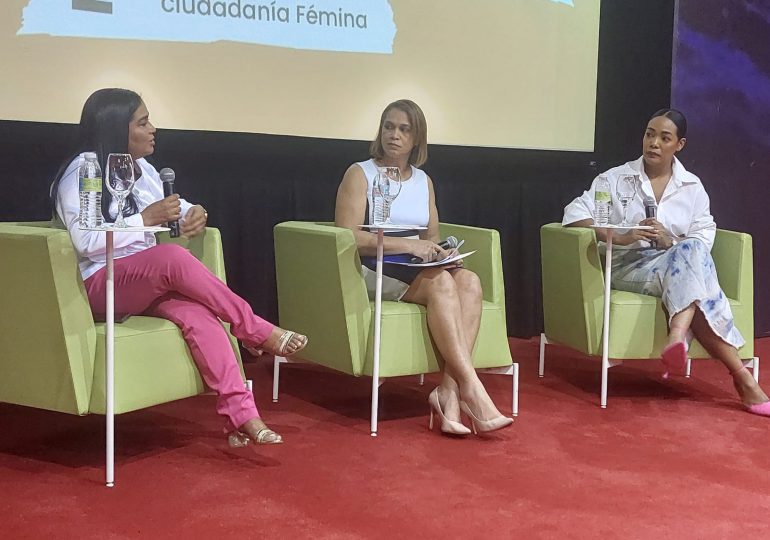 Mujeres periodistas analizan participación en medios de comunicación en 101 aniversario de la revista Fémina