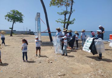 Dominicana de Seguros realiza jornada de limpieza en Playa Montesinos