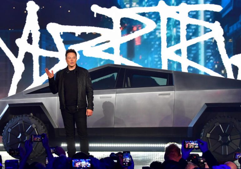 Cybertruck, la primera pickup eléctrica de Tesla, sale de planta