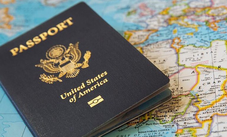 Retraso en renovación de pasaporte no solo afecta RD; demora casi cancela viaje de jubilación de mujer en EEUU
