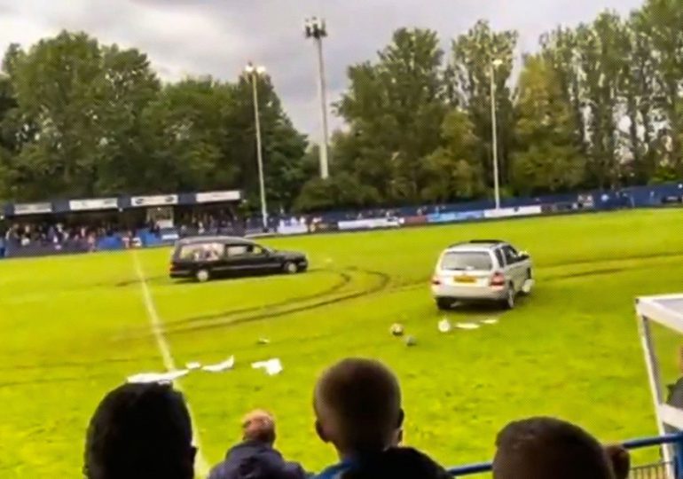 Video| Coche fúnebre irrumpe en un partido de fútbol en Inglaterra y siembra el pánico entre los hinchas