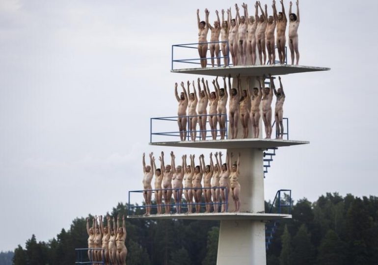 Mil personas posan desnudas para un fotógrafo en Finlandia