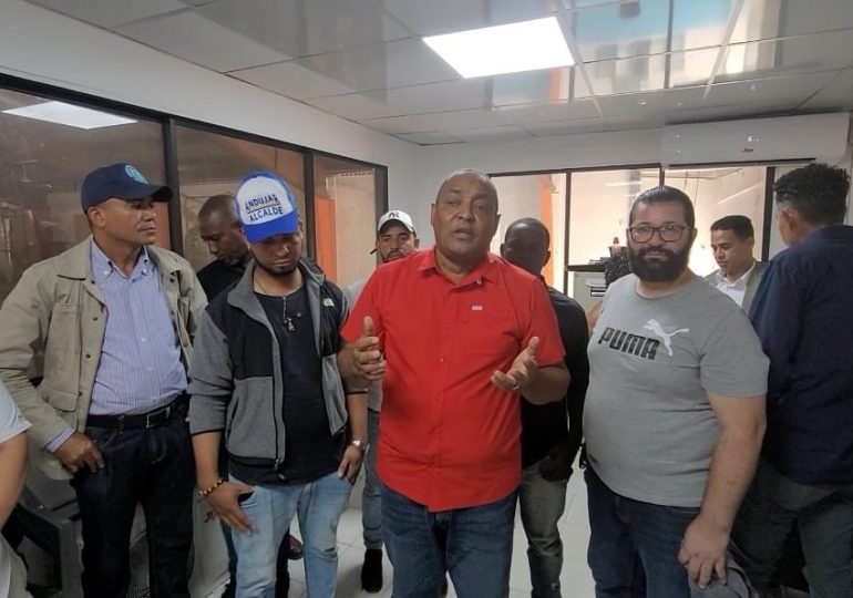Alcalde José Andújar y mercaderes acuerdan fecha para el traslado