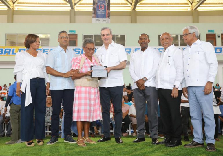 Abinader entrega 1,280 certificados de títulos a residentes de Sabana Grande de Boyá