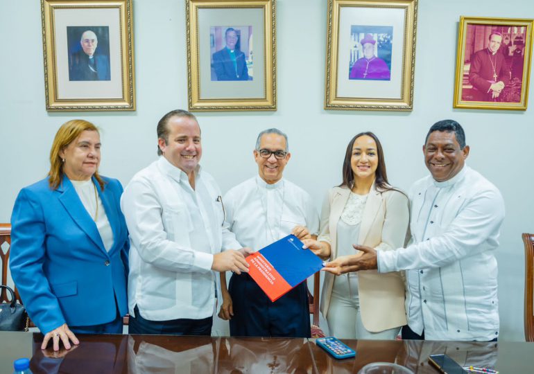 Ministro José Paliza entrega recursos para remodelación de la Catedral de La Vega