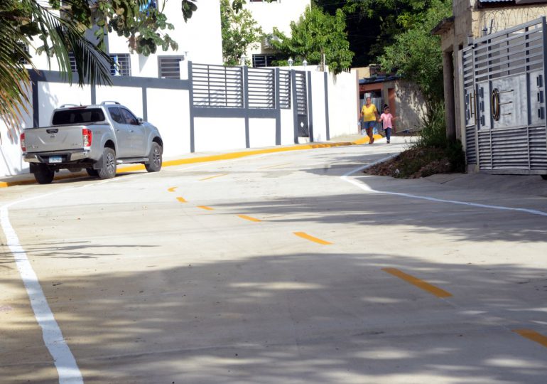 Abel Martínez entrega calle en hormigón construida en comunidad Arroyo Hondo Abajo