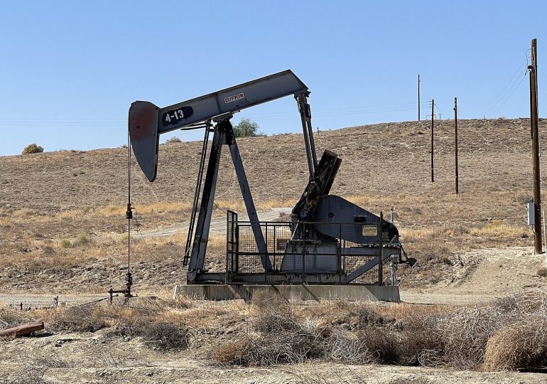 Petróleo cae a pesar de recortes de producción de Arabia Saudita y Rusia