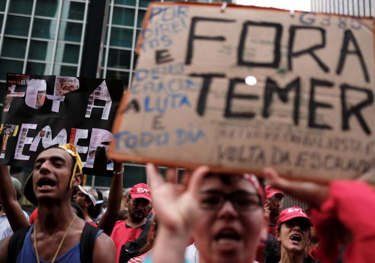 Apoyo a la democracia cae en América Latina y crece respaldo al autoritarismo