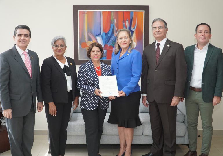 Entrega formal de certificado de juez titular del Tribunal Superior Electoral a la magistrada Hermenegilda del Rosario Fondeur Ramírez