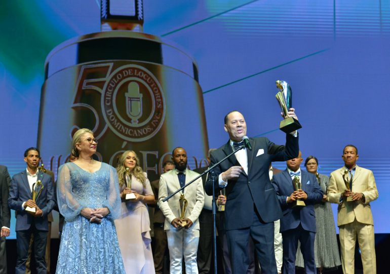 En medio de  gran espectáculo, entregan Premios Micrófono de Oro 2023 en el Teatro Nacional