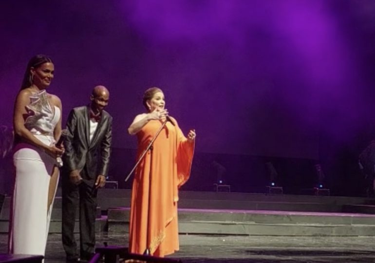 VIDEO | Apagón en pleno escenario de los Premios Micrófono de Oro