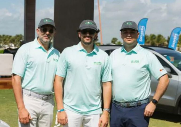 Muestran bondades de los Cadillac a golfistas del torneo de Adozona